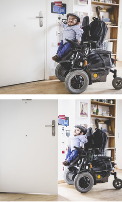<p>
Wichtig ist für Menschen im Rollstuhl, dass ein automatischer Tür- oder Fensteröffner individuell angepasst wird, damit er nicht unerreichbar zu hoch sitzt.
</p>