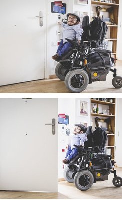 
Wichtig ist für Menschen im Rollstuhl, dass ein automatischer Tür- oder Fensteröffner individuell angepasst wird, damit er nicht unerreichbar zu hoch sitzt.
