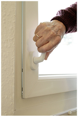 






Leichtgängige Fenstergriffe, die weit unten am Rahmen angebracht sind, erleichtern älteren Menschen und Rollstuhlfahrern das Öffnen und können auch im Sitzen bedient werden.

