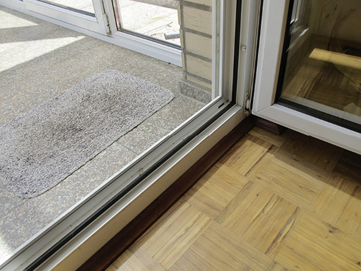 
Vor der barrierefreien Anpassung der Wohnung stellte die 8 cm hohe Schwelle für den Rollator-Rollstuhl ein unüberwindbares Hindernis dar.
