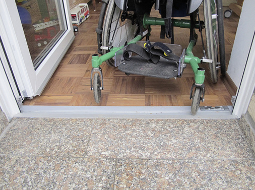 
Nach dem Umbau ist der Durchgang zum Wintergarten gegeben, da die Höhe der Schwelle entsprechend für die Rollatornutzung (< 2 cm) reduziert wurde.
