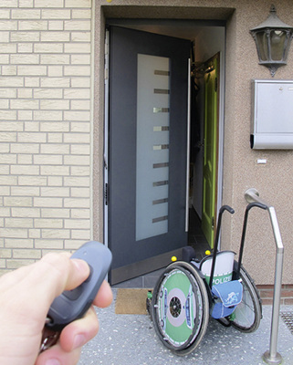 <p>
Eine neue, automatische Haustür wurde eingebaut: Jetzt lässt sich die Tür auch leicht vom Rollstuhl aus mittels Fernbedienung öffnen.
</p>