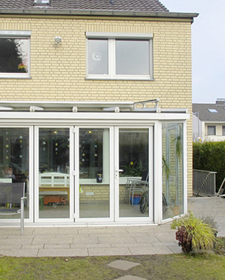 
Der Glasanbau selbst war bereits für die rollstuhlgerechte Nutzung angepasst worden. Der Zugang zum Haus wurde nun mit einer flachen Schwelle gestaltet.
