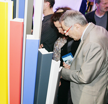 



Auf der fensterbau / frontale 2014 stellte der Systemgeber Veka Exponate mit der Oberfläche „Spectral“ mit hoher Chemikalienbeständigkeit, Kratzunempfindlichkeit und Abriebfestigkeit vor.
