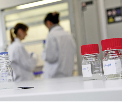 
Das Unternehmen schaut bei der Entwicklung neuer Systeme und Technolgien über den Tellerrand des Bewährten hinaus. Dazu hat man ganz bewusst die VTS physisch vom Verwaltungsgebäude entkoppelt, um junge Mitarbeiter dort frei arbeiten zu lassen.
