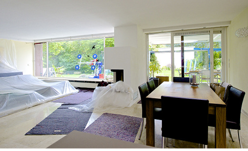 
Alle Vorbereitungen sind getroffen, um den Bungalow aus den 1960er-Jahren mit neuen Fenstern energetisch zu optimieren und auch gestalterisch aufzuwerten.
