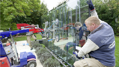 
Mit dem Hebe- und Montagegerät von K. Schulten mit Spezial-Dreh-Knick-Gelenk wird die Montage vereinfacht und die Elemente lassen sich leichter handhaben.
