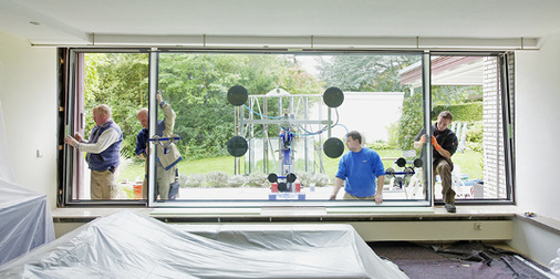 
Viel „Geduld und Spucke” ist trotzdem gefragt, damit die großen Elemente ihren richtigen Platz in der Maueröffnung einnehmen können.
