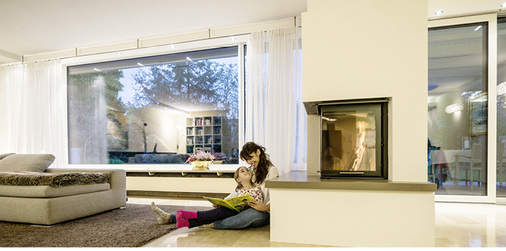 
Wichtig ist, dass der Bauherr hinterher ein neues Raumgefühl bekommt. Durch die energetisch aufgewerteten Fensterflächen ist es auch nahe an der Glasscheibe behaglich warm und es kommt zu keinen Zugerscheinungen.
