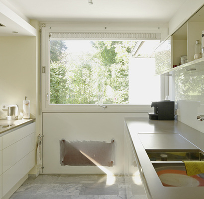 
Küchenplanung aus den 1960er-Jahren. Ein Durchgang nach draußen war nicht vorgesehen, aber eine Lüftung über Metallschlitzgitter am Wendefenster. 
