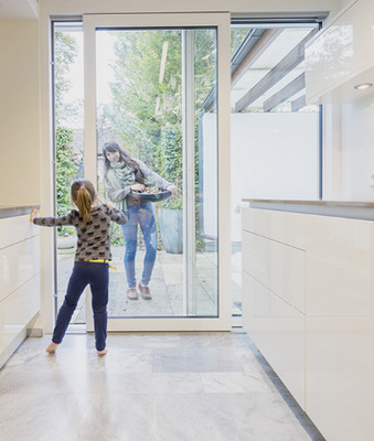 
Jetzt ermöglicht eine HS-Tür beste Lüftungsmöglichkeiten und den schnellen Gang auf die Terrasse.
