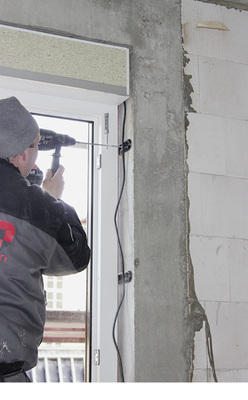 <p>
Die rund 600 Fenster sind fast ausnahmslos im Mauerwerk verankert – sicher, zuverlässig und dem RAL-Leitfaden entsprechend.
</p>