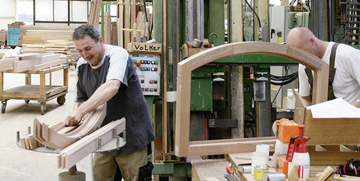 
Der Sonderfertigungsbau ist am besten in die CNC-Fensterproduktion zu integrieren. Bei Durchlaufanlagen hat die manuelle Bearbeitung separat zu erfolgen.
