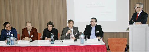 
Gerald Feigenbutz (r.) stellt die Teilnehmer der Podiumsrunde vor. v.l.: GLASWELT Chefredakteur Daniel Mund, Joachim Hauns (aluplast), Stephan Nicolay (IBK), Dr. Michael Szerman (profine) Stefan Brand (Fenstertechnik Brand). 
