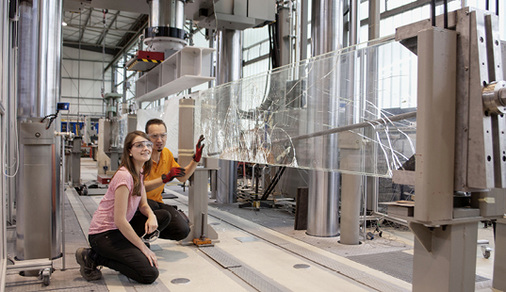 
02 Testen bis zum Bruch: Biegeversuche am 1:1 Prototypen wurden an einer 10 Mega-Newton Prüfmaschine durchgeführt. Ergebnis: 5-fach höhere Traglast als nötig.



