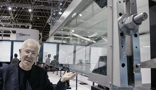 
03 Prof. Dr.-Ing. Bernhard Weller, Leiter des Instituts für Baukonstruktion an der TU Dresden, erläutert der GLASWELT die technischen Details der bewehrten Glasbrücke. 
