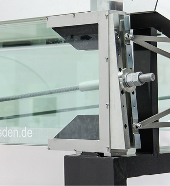 
04 Detailansicht: Das Spannseil ist am stählernen Auflagerstuhl verankert. Zudem findet dort das Glas sein Auflager, ein Brüstungsprofil kann oben verschraubt und die begehbare Verglasung aufgelegt werden.
