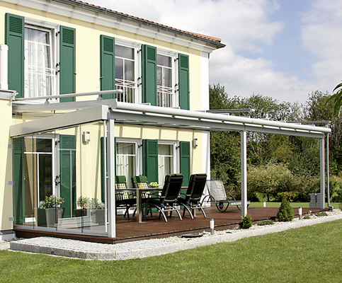 



Das zertifizierte Terrassendachsystem T100/T150 von Erhardt Markisen kann mit Sonnenschutz aus dem eigenen Programm oder alternativen Anbietern kombiniert werden. 
