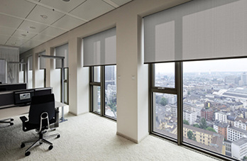 



Das nach DIN 4102-1 A2 als „nicht brennbar“ zertifizierte Secutex-Gewebe bietet optimalen Blendschutz.
