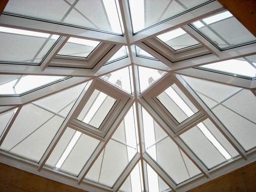 



Dachpyramiden in Glasform mit geringer Neigung sind ohne textilen Sonnenschutz hilflos der Sonne ausgesetzt. Zum Einsatz kommen hier zumeist außen oder innen liegende Gegenzugsysteme.
