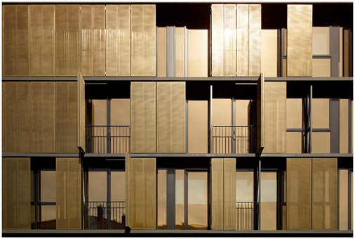 



Die bronzen glänzende Sonnenschutzfassade besteht aus dem eloxierten Aluminiumgewebe ALU 6010.
