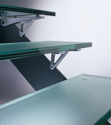 
Glas übernimmt heute viele Funktionen und kann überall zum Einsatz kommen, in rutschhemmender Ausführung auch bei Treppenstufen. 
