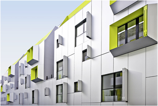 
Faltläden lassen sich harmonisch in bestehende großflächige Fassaden integrieren und bieten in der Nacht je nach Füllung der Elemente hervorragende Abdunklungseigenschaften.



