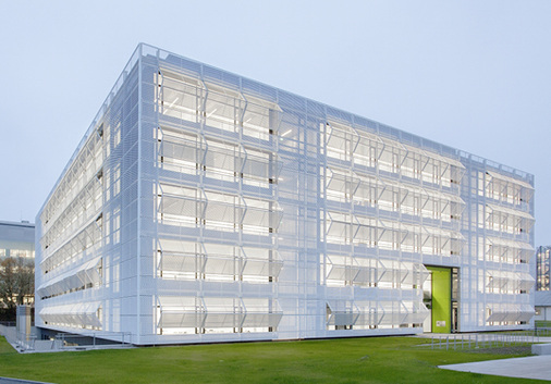 
Mit dem Hebefaltladen steht nach dem Öffnen der Fassade auch ein Sonnenschutz zur Verfügung, der entsprechend dem Verlauf der Sonne nachgesteuert werden kann.



