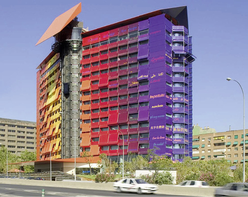 
Das Fassadendesign des Hotels Puerta America wurde vom französischen Architekten Jean Nouvel geschaffen und mit textilen Sonnenschutzanlagen, die fassadenübergreifend angeordnet sind, realisiert.




