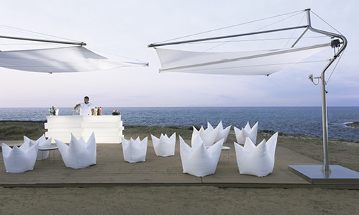 
Der freistehende Schattenspender aus Edelstahl ist mit einem um 360° verstellbaren Sonnensegel ausgestattet. Der Stoff aus Dacron wird in wenigen Sekunden entweder manuell oder über einen Motor mit Fernbedienung aufgewickelt.



