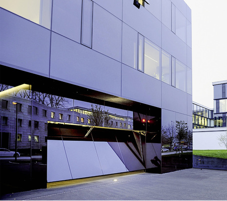 



Das speziell konstruierte Kipptor schwenkt bei der Öffnung nicht aus und kann mit verschiedensten Materialien belegt werden.
