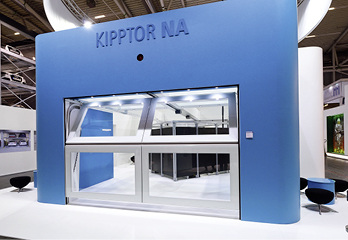 



Das nicht ausschwenkende Kipptor HT (Horizontale Teilung) teilt sich nur einmal horizontal und vereint so die Vorteile von Sektional- und Kipptorkonstruktionen.
