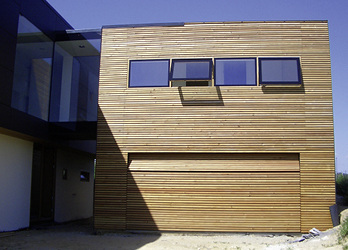 



Durch das patentierte Lüftungssystem können auf der Oberfläche des flächenbündigen Sektionaltores bis zu 200 mm starke Materialien aufgebracht werden.
