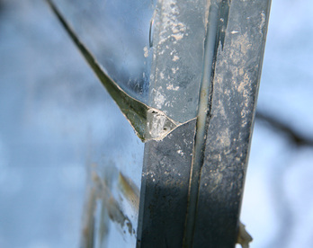 
04: Ansicht der Glaskante im Bereich des Bruchursprunges.
