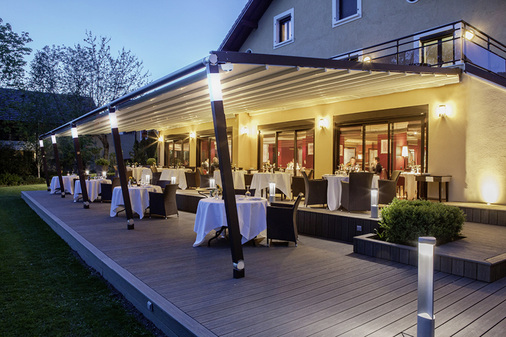 



Vorbei sind die Zeiten der reinen Funktion als Sonnenschutzanlage. Gutes Design der Unterkonstruktion und die Integration von Beleuchtung sind heute ein Muss, um Erfolg auf dem hart umkämpften Markt zu haben. 
