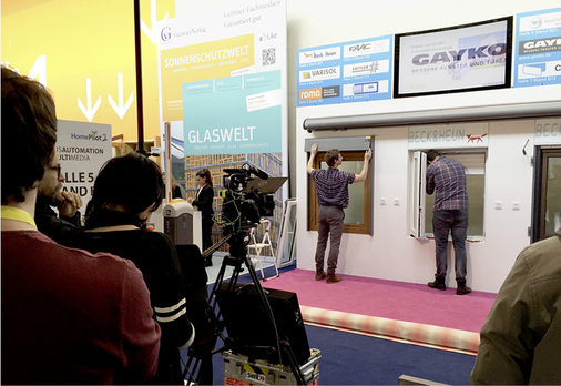 
Das Filmteam der Messe Stuttgart schaffte für Kevin Weppert und Lucas Jünger ganz besondere Bedingungen für die umfangreiche Aufgabenbewältigung auf dem Battlestand. 
