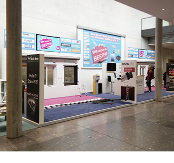 
Auf einer Länge von 15 Metern präsentierte sich der spiegelbildlich gebaute Battlestand vor der Halle 1. 
