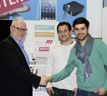 



Osman Yildiz und Marc Unbescheider freuen sich über die Preisübergabe zum 3. Platz durch Olaf Vögele (v. r.)
