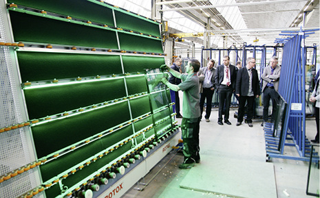 



Hier werden bei BL Fenster AG die ISO-Einheiten per Barcodescanner in das Glaslager und somit in die Fertigungssoftware eingeschleust. Gleichzeitig wird eine visuelle Qualitätskontrolle vorgenommen.
