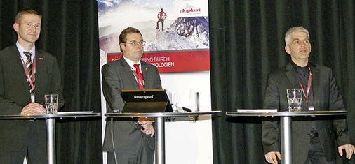 
v. l.: Rotox-Vertriebsgeschäftsführer Andreas Klein, aluplast Leiter Technik Dr. Gerhard Schuhmann und BL-Geschäftsführer Samuel Lüscher, die auf dem Innovationstag 2015 den Fertigungsablauf beim Schweizer aluplast-Verarbeiter erläuterten.
