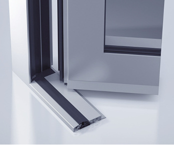 
Das passivhauszertifizierte Aluminium-Haustürsystem heroal D 92 UD: Die heroal Lösung ohne zusätzliche Komponenten und mit einer Profilbautiefe deutlich unter 100 mm.
