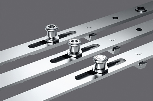 
In der Argumentation gegenüber dem Endanwender sollten Verarbeiter erläutern, dass der Komfortpilzbolzen für die leichte Bedienbarkeit des Fensters sorgt.
