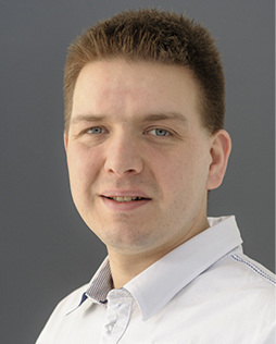 <p>
Autor Carsten Weth ist Spezialist für Dreh-Kipp-Beschläge und im Siegenia Advance Business Support verantwortlich für Schulungen.
</p>