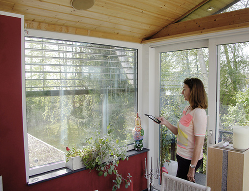 
Simone Müller schätzt es sehr, dass die oft langwierige Suche nach der Fernbedienung entfallen kann, da das Handy sozusagen fast immer „an der Frau“ ist.



