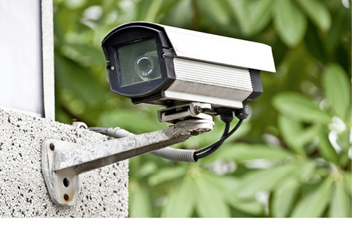 



IP-Kameras lassen sich fast überall montieren und können die Bilder dort wo keine Kabelverlegung möglich ist, auch über WLAN übertragen.
