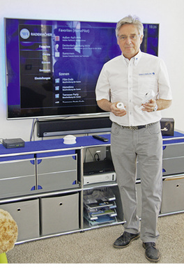 
Um den Kunden Smart Home unter möglichst realen Bedingungen zeigen zu können, hat Karl Heinz Kirschbaum ein eigenes Wohnzimmer in die neue Ausstellung integriert. Auch das Thema Heizung und Videoüberwachung wurde dazu thematisch eingebunden. 
