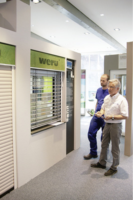 



Auch in der Ausstellung wird das Thema Smart Home intensiv gelebt. Alle Produkte können deshalb bei der Kundenberatung konsequent über Homepilot und das Smartphone der Mitarbeiter oder lokale Fernbedienungen an den Beratungsstationen bedient werden. 
