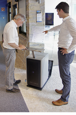 
Zusammenarbeit mit Vorlieferanten wird bei Kirschbaum intensiv gelebt. Im Bereich Smart Home ist Kundenberater David Koch von Rademacher wegen der ständigen Weiterentwicklungen der Produkte deshalb besonders in der Kundenbetreuung gefordert.
