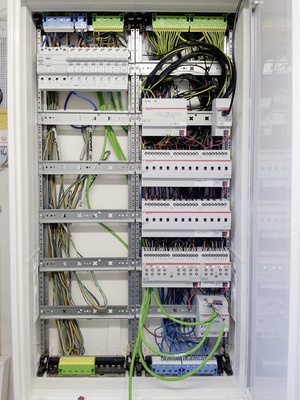 



Neben einer KNX-Schulung wird auch eine qualifizierte Ausbildung im Elektrobereich benötigt, um an Schaltschränken arbeiten zu dürfen.
