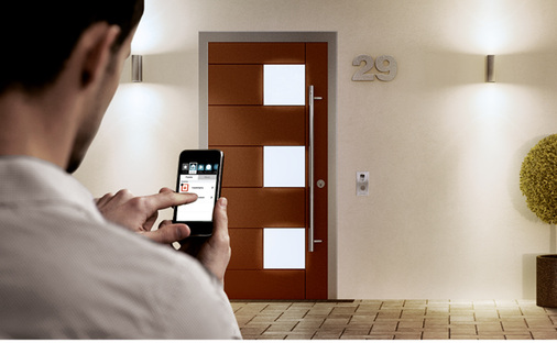 
Mit der Partnerschaft zwischen GU und Somfy lassen sich jetzt die Haustürfunktionen an das TaHoma System anbinden. So kann die Tür nicht nur geöffnet und geschlossen, sondern auch aus der Ferne überwacht werden.
